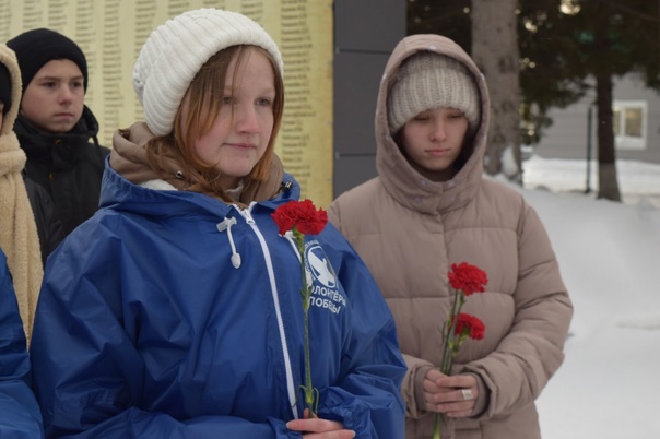 2 Возложение цветов к мемориалу